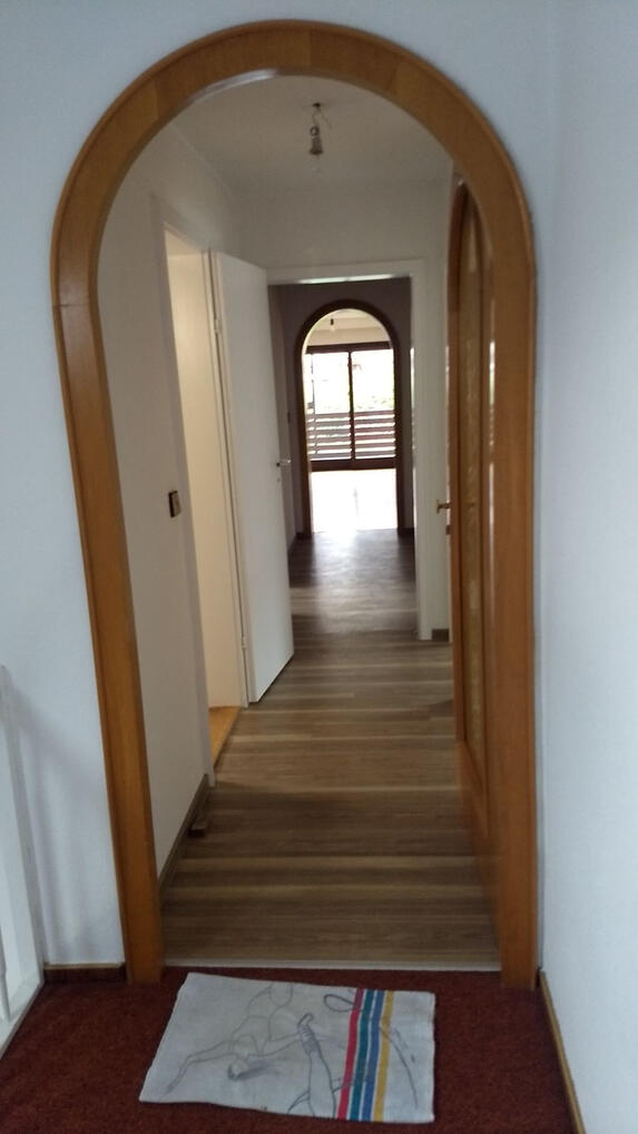 Flur mit offener Wohnungstür (Obergeschoss)