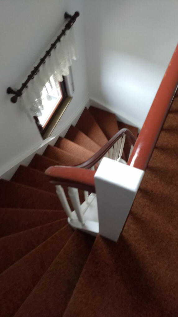 Flur mit Treppenaufgang und Geländer