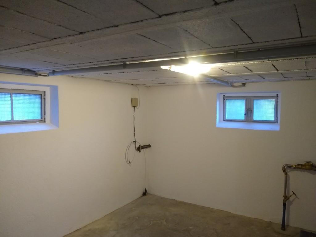 Keller Obergeschoss mit Glasfaser-Kabelanschlusseingang