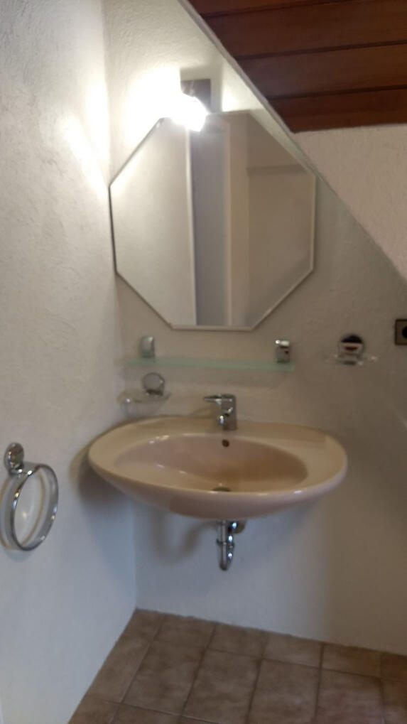 Bad, Waschbecken und Spiegel