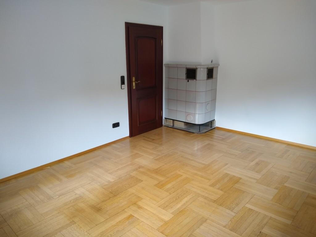 Zimmer Erdgeschoss mit Kachelofen