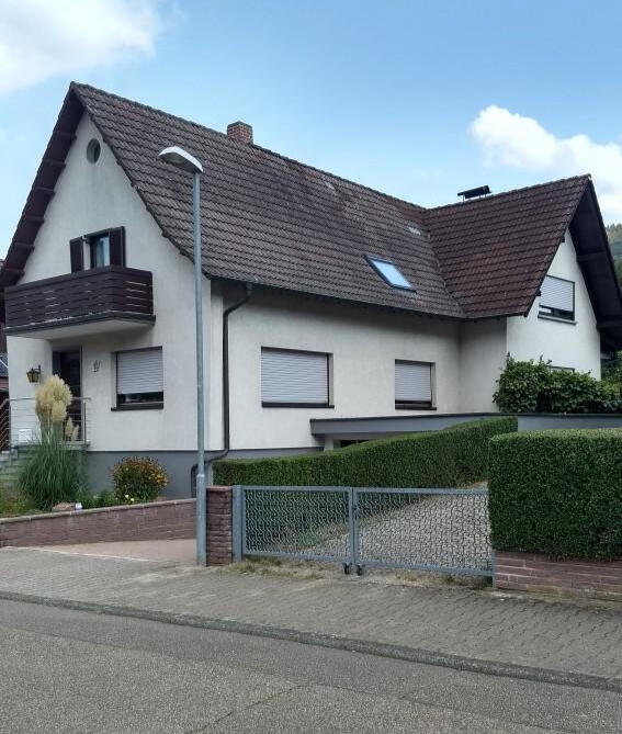 Frontal-Ansicht von der Straße