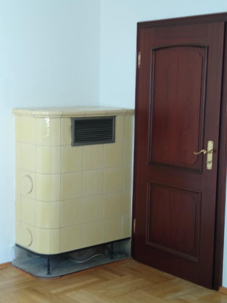 Erdgeschosszimmer mit Kachelofen