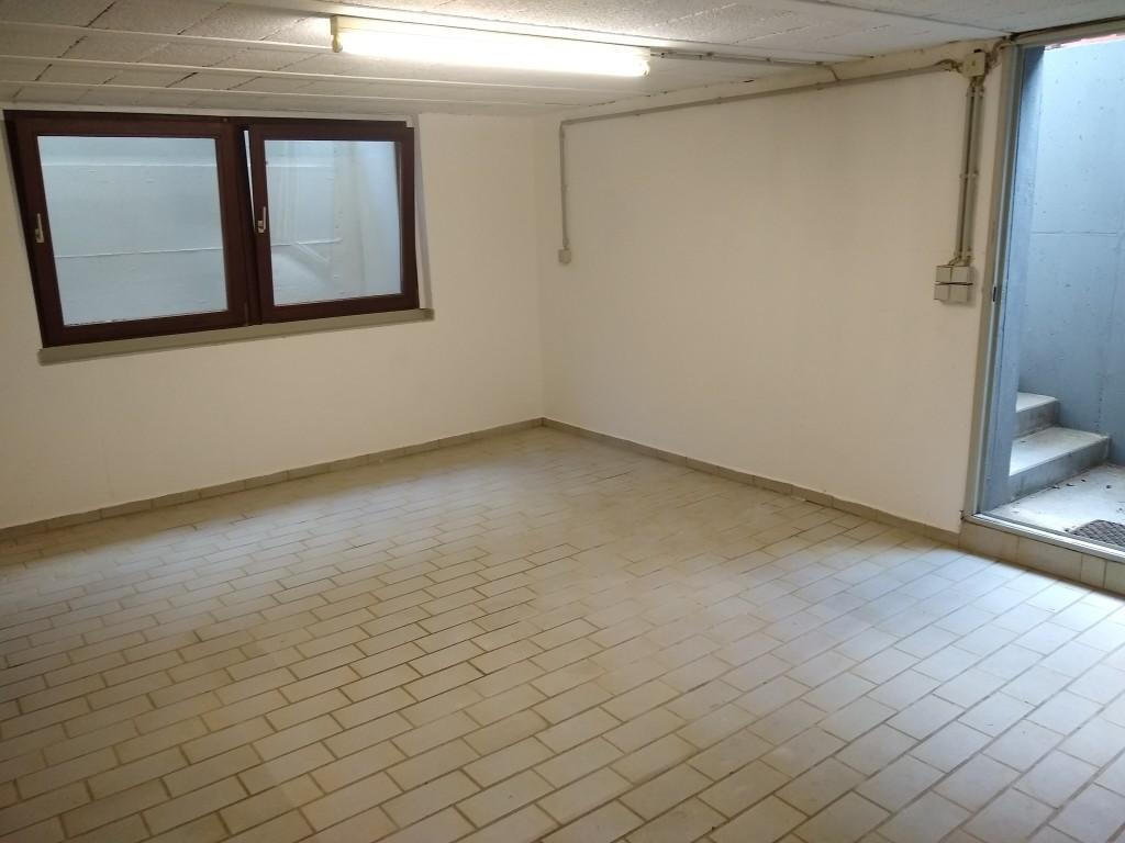 Keller des Erdgeschosses mit Zugang zur Terrasse und Garten
