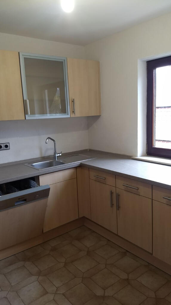 Küche mit Spülmaschine und herkömmlicher Spüle Obergeschoss