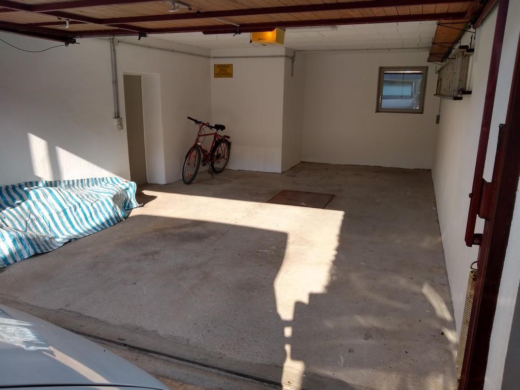 Garage (30m²) mit Kellerzugang
